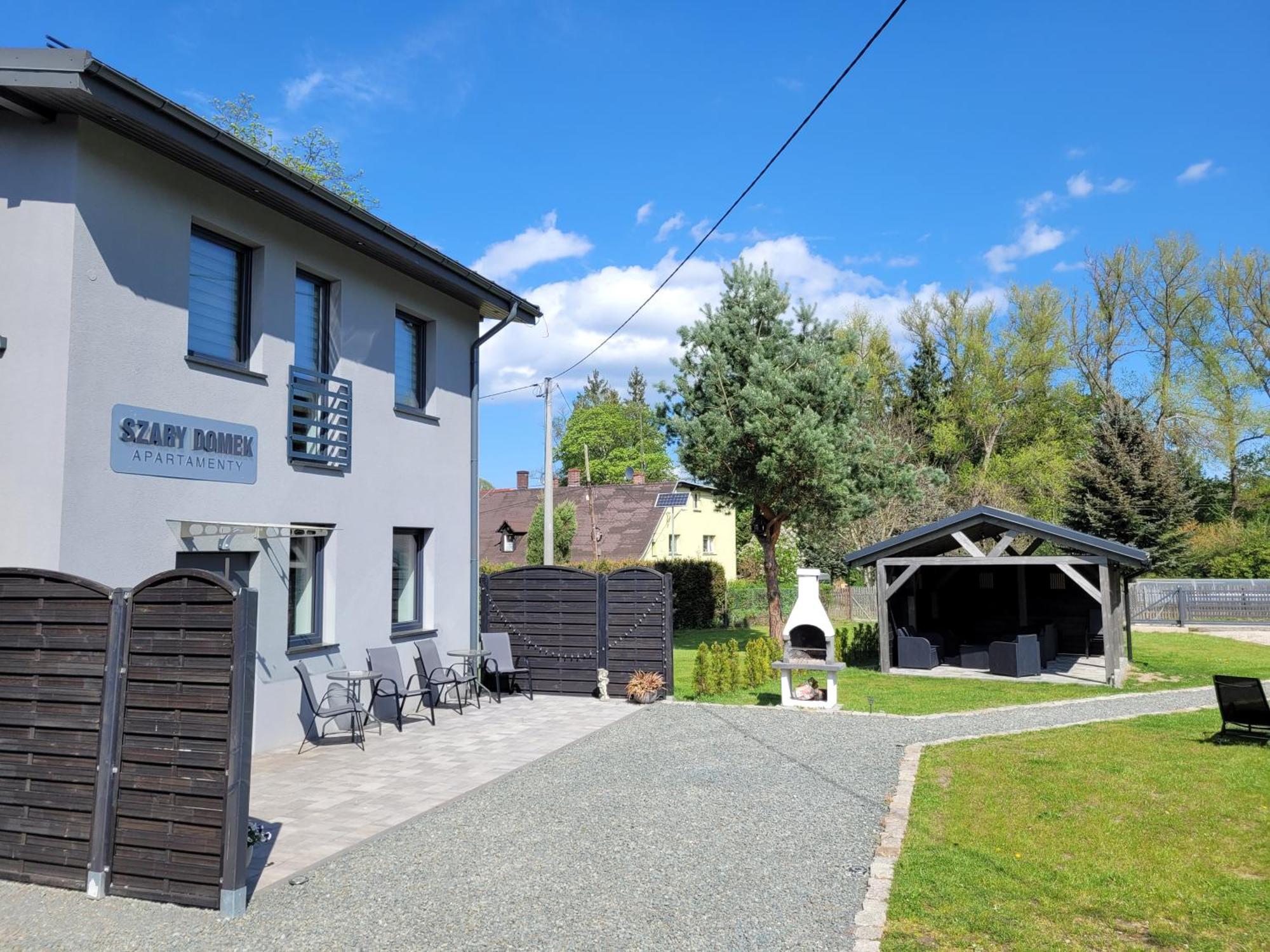 Szary Domek Janowice Wielkie Bagian luar foto